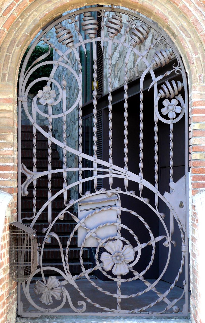 Кованная дверь в стиле модерн