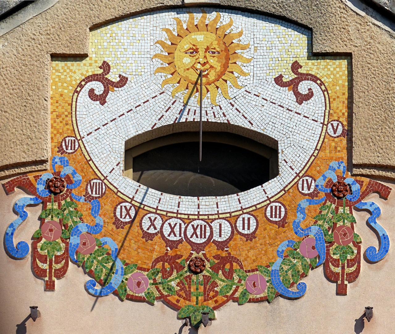 Солнечные часы на фасаде