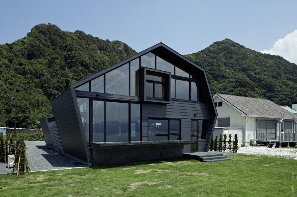 Черный современный дом необычной формы