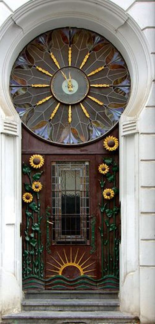 Оригинальная дверь с круглой розеткой-часами