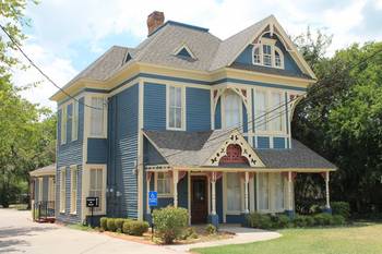 Фото красивого дома голубого цвета в викторианском стиле