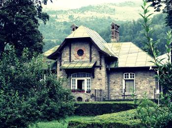 Красивый дом бежевого цвета в готическом стиле