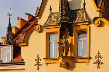 Дизайн фасада дома желтого цвета с лепниной