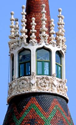 Пример башни на фасаде дома