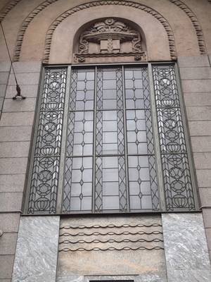 Пример фасада с витражом