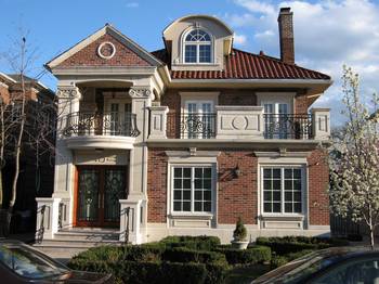 Пример  фасада коричневого цвета в французском стиле