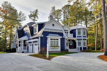 Дизайн фасада дома синего цвета в кантри стиле