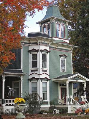 Дизайн дома бирюзового цвета в викторианском стиле