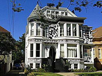 Дизайн фасада частного дома белого цвета в викторианском стиле