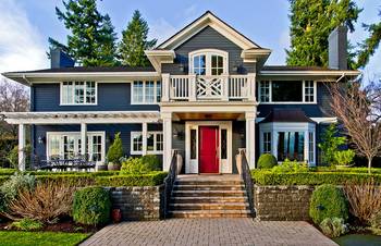 Фото красивого дома синего цвета в кантри стиле