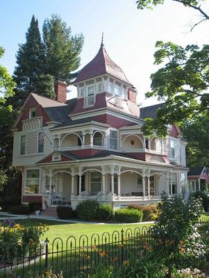 Пример отделки частного дома фиолетового цвета в викторианском стиле