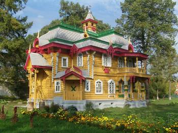 Дом желтого цвета в деревенском стиле