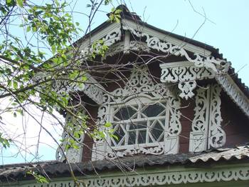 Дизайн экстерьера коричневого цвета в деревенском стиле