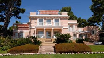 Отделка фасада дома розового цвета в средиземноморском стиле