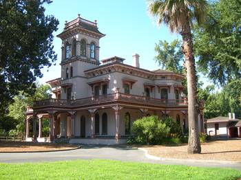 Фасад бежевого цвета в викторианском стиле