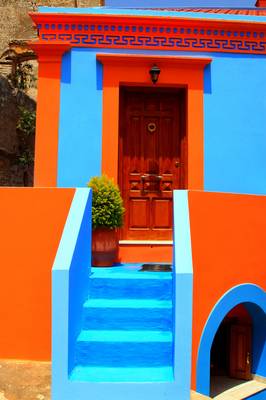 Пример облицовки дома пестрого цвета с красивой дверью