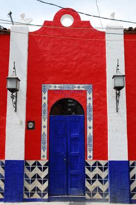 Дизайн фасада дома пестрого цвета с красивой дверью