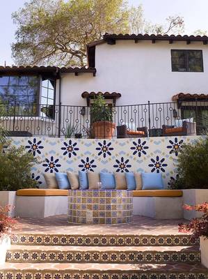 Пример отделки загородного дома пестрого цвета в средиземноморском стиле