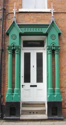 Фото двери на загородном доме