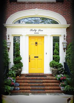 Фасад пестрого цвета с красивой дверью