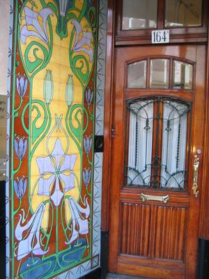 Пример отделки частного дома с красивой дверью