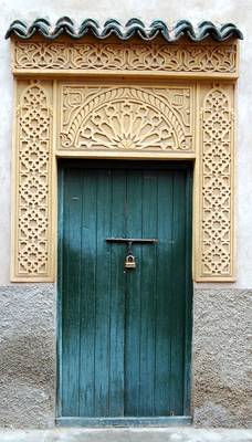 Вариант загородного дома пестрого цвета с красивой дверью