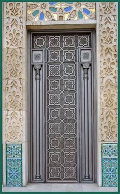 Вариант фасада пестрого цвета с красивой дверью