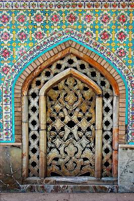Вариант оформления фасада пестрого цвета с красивой дверью