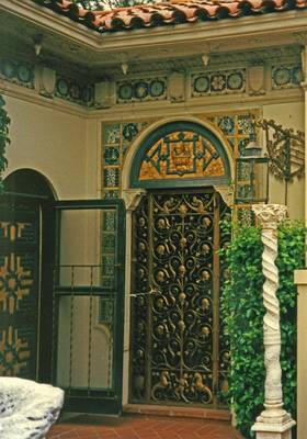 Внешняя отделка загородного дома пестрого цвета с красивой дверью