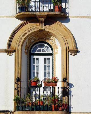 Оформление фасада серого цвета в французском стиле
