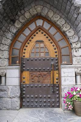 Пример двери на фасаде дома