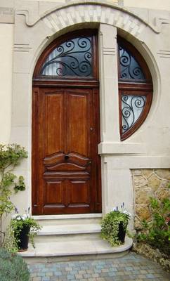 Дизайн дома серого цвета с красивой дверью