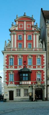 Облицовка фасада красного цвета в нормандском стиле
