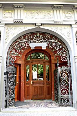 Фотография фасада серого цвета с красивой дверью