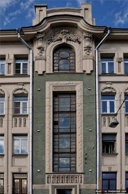 Фотография фасада серого цвета с лепниной