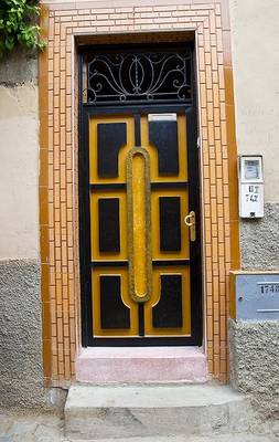 Фотография фасада пестрого цвета с красивой дверью