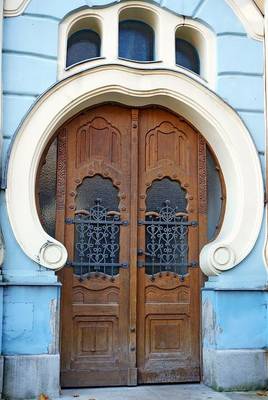 Дизайн дома пестрого цвета с красивой дверью