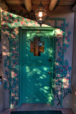Пример отделки частного коттеджа пестрого цвета с красивой дверью