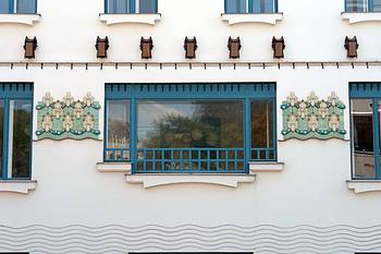 Пример облицовки фасада пестрого цвета в модерна стиле