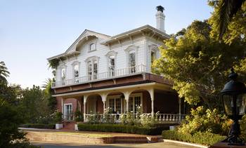 Дом пестрого цвета в викторианском стиле