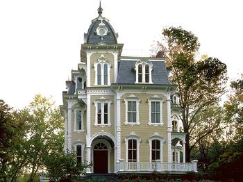 Украшение дома в викторианском стиле с башней