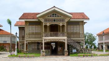 Облицовка фасада дома пестрого цвета с террасой