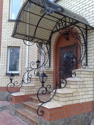 Пример облицовки дома в классическом стиле с красивым входом