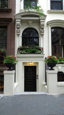 Пример красивого фасада серого цвета с лепниной