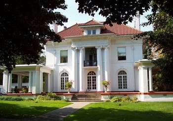 Фото дома белого цвета с террасой
