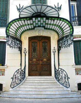 Дом пестрого цвета с красивой дверью