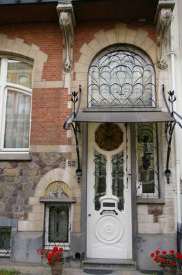 Пестрый фасад с красивой дверью