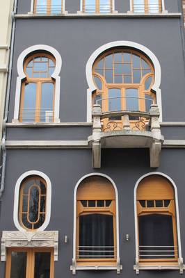 Украшение дома в модерна стиле с красивым балконом