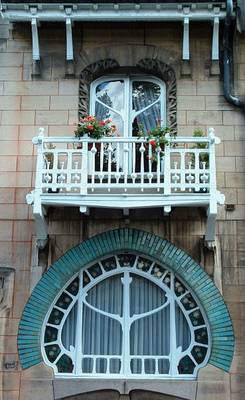 Отделка фасада дома в модерна стиле с красивым балконом