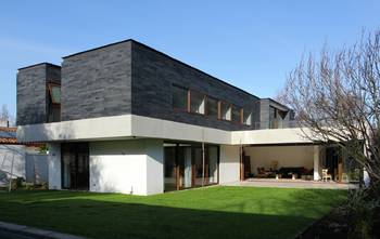 Красивый серый дом в современном стиле